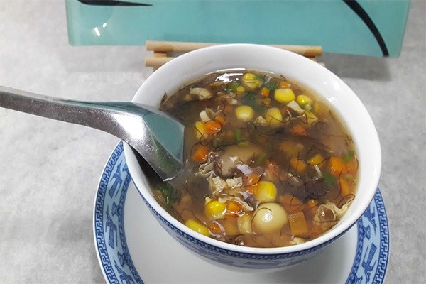 Súp hạt sen thập cẩm chay với nhiều loại rau củ, nấm, hạt bắp, hấp dẫn và giàu dinh dưỡng