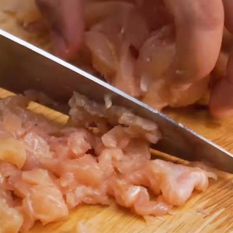 Sơ chế ức gà thành các miếng nhỏ