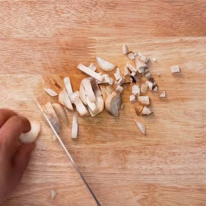 Thịt ức gà đã sơ chế và cắt nhỏ