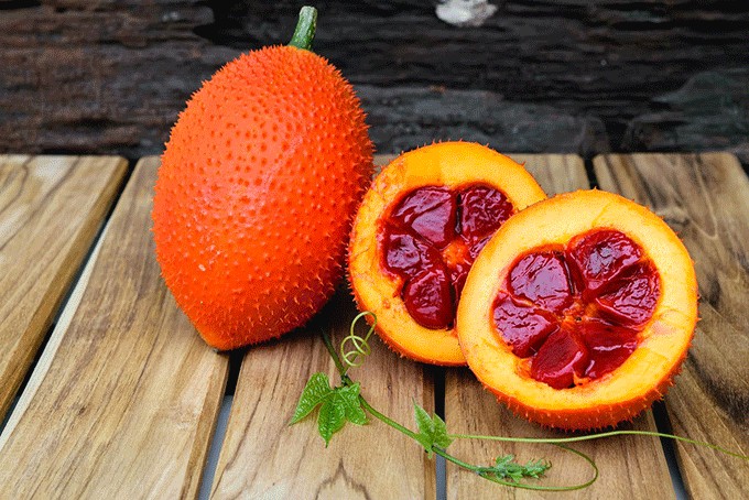 Sơ chế gấc tươi, tách hạt để lấy thịt gấc nguyên chất, đảm bảo màu xôi đỏ đẹp