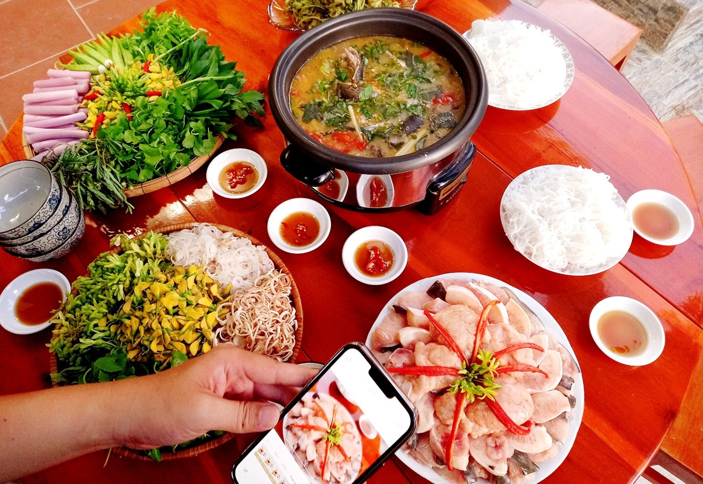 Cá tra đã thái mỏng và ướp gia vị chuẩn bị nhúng lẩu tả pí lù
