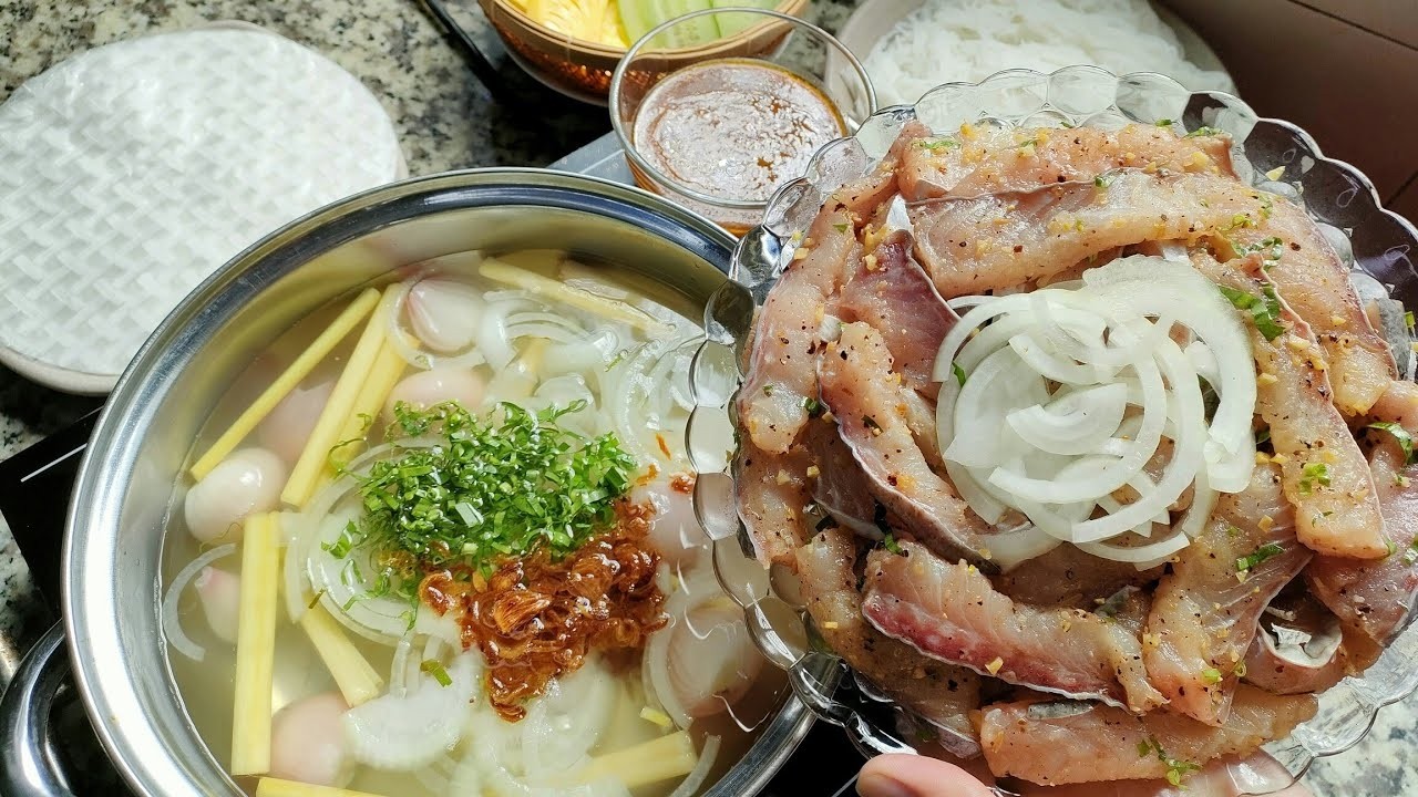 Nồi nước lẩu tả pí lù cá hú sôi sùng sục, sẵn sàng để thưởng thức