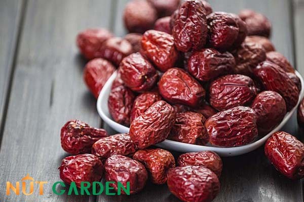 Những quả táo đỏ khô Tân Cương chất lượng cao, vỏ nhăn đều, màu nâu đỏ