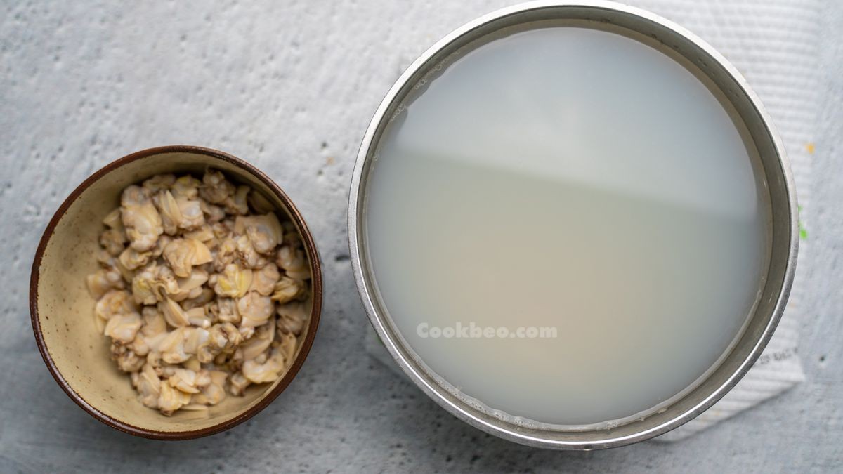 Cách tách thịt ngao ra khỏi vỏ và làm sạch phần bụng để đảm bảo món canh ngao rau muống không bị sạn, ngon hơn.