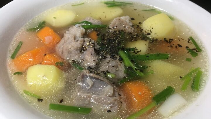 Canh xương hầm khoai tây, cà rốt và đậu đỏ đã nấu xong, sẵn sàng thưởng thức