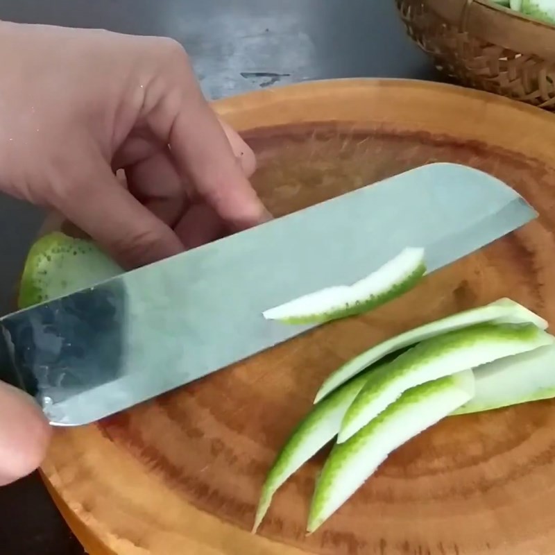 Vỏ bưởi thái sợi đang phơi khô