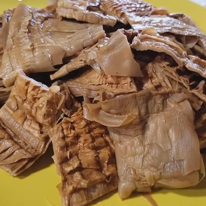 Sơ chế măng khô xé nhỏ để nấu canh