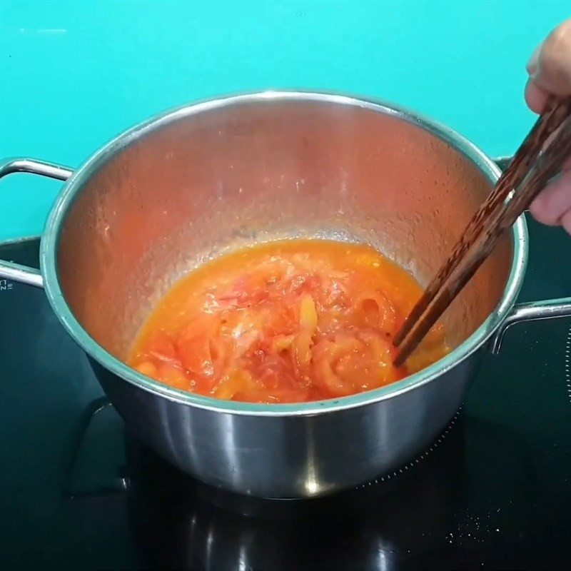 Xào cà chua với hành tím tạo màu đẹp mắt cho canh cá trắm nấu sấu