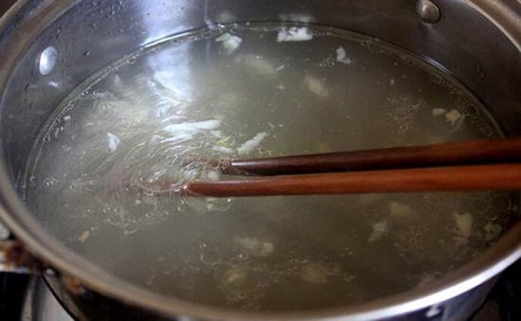 Chế biến nồi lẩu thái chay trên bếp