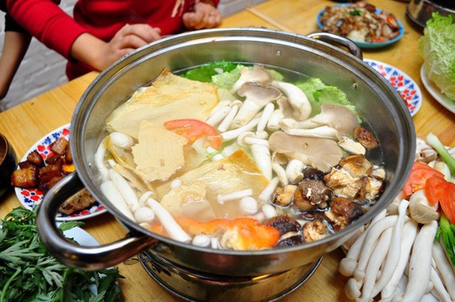 Nêm nếm gia vị cho nồi lẩu thái chay