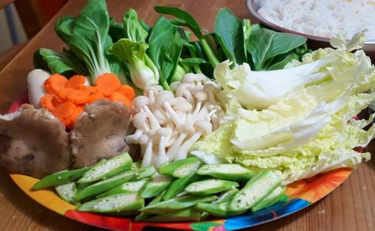 Sơ chế dứa và cà chua cho lẩu thái chay
