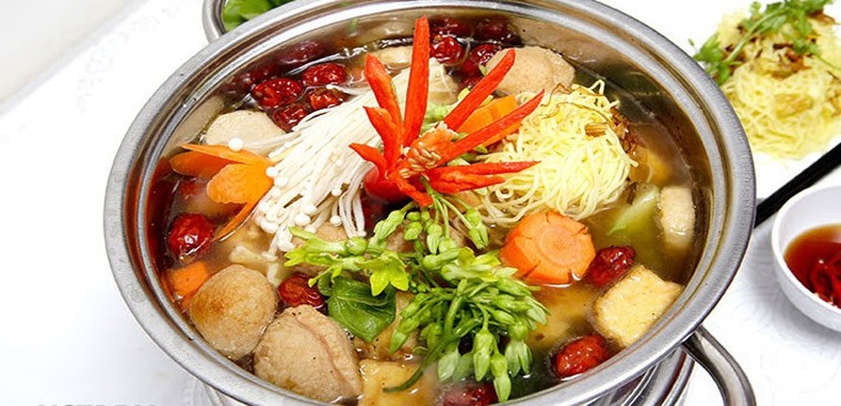 Thành phẩm nồi lẩu nấm thái chay thơm ngon