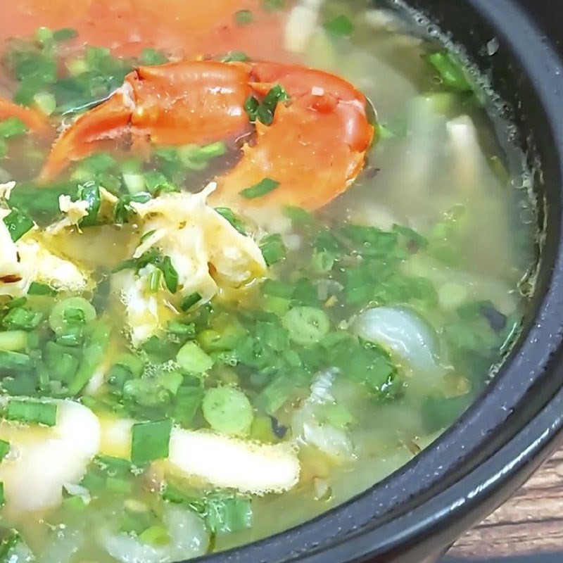 Bát canh cua nấu bầu nóng hổi, thịt cua chắc ngọt, bầu giòn mát
