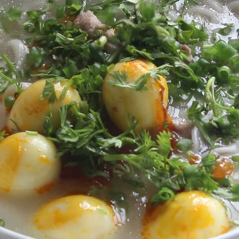Cháo canh Nghệ An với sợi bánh dai và trứng cút béo ngậy