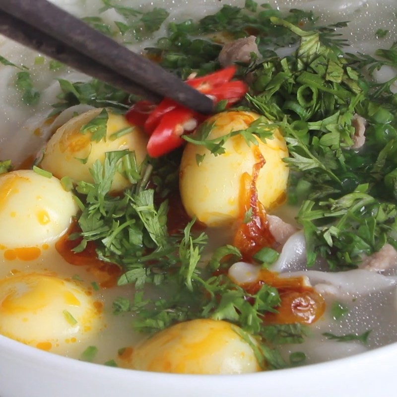 Cận cảnh tô cháo canh Nghệ An đầy đủ topping