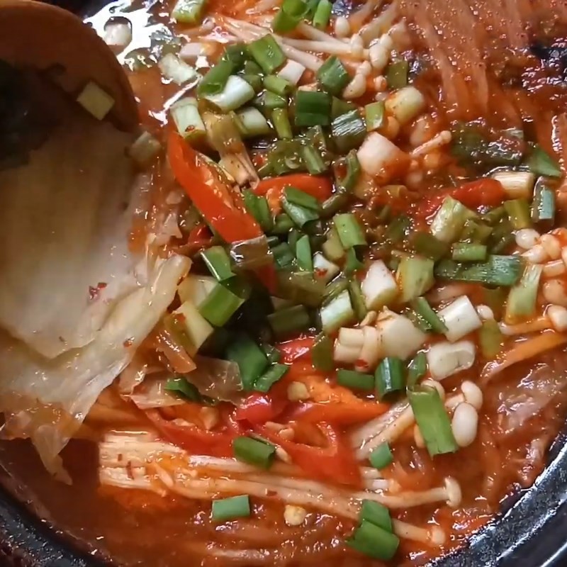 Canh đậu phụ nấm kim châm kim chi chay với nước dùng sánh đậm, nấm dai giòn và đậu mềm.