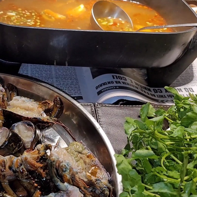 Cận cảnh bát canh đậu phụ nấm kim châm kim chi chay, phô bày sự hấp dẫn của món ăn.