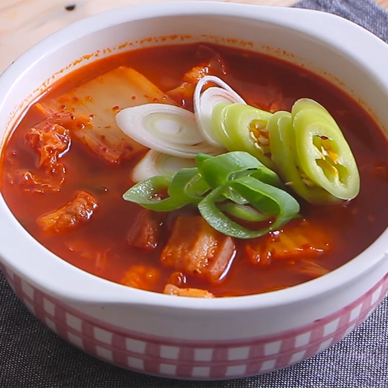 Thành phẩm canh kim chi thịt heo đã hoàn thành, sẵn sàng thưởng thức, cho thấy sự thành công của cách nấu canh kim chi đơn giản này.
