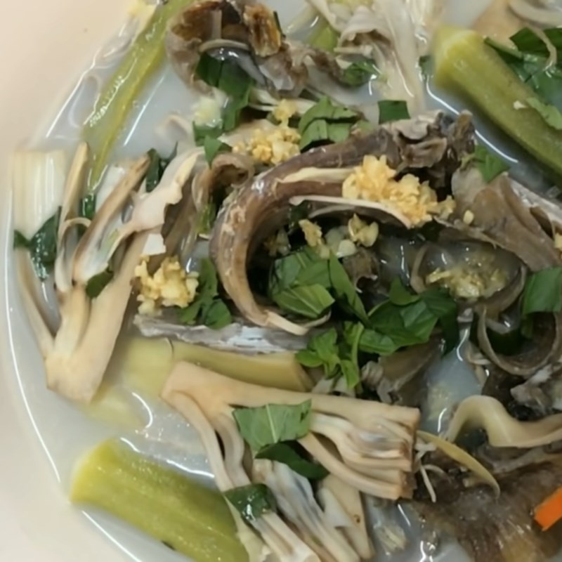 Một tô phở bò kho đẹp mắt, sẵn sàng để thưởng thức cùng rau thơm và tương ớt