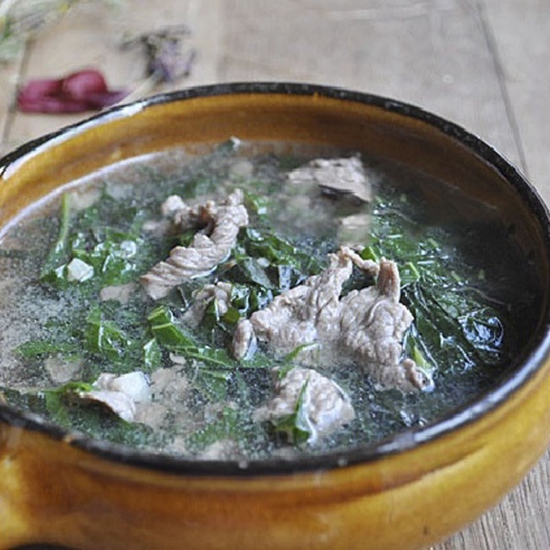 Tô canh thịt bò lá lốt thành phẩm với màu sắc hài hòa, thịt bò mềm và lá lốt xanh thơm