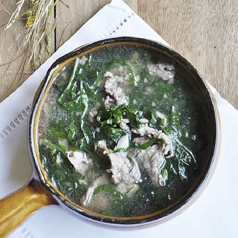 Cận cảnh tô canh thịt bò lá lốt bốc khói, rắc thêm tiêu xay, sẵn sàng thưởng thức vị ngon đậm đà