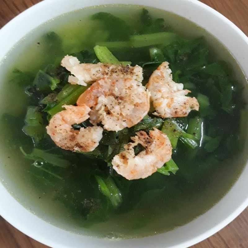 Món canh cải ngọt tôm khô thanh mát đã hoàn thành, được múc ra tô lớn, sẵn sàng để thưởng thức cùng gia đình.