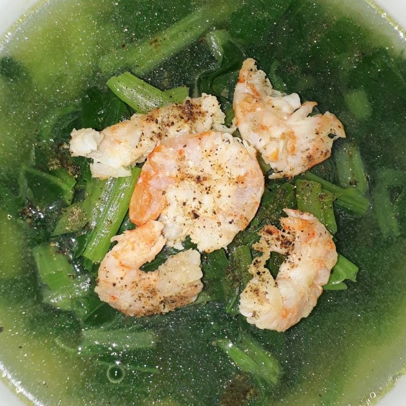 Cận cảnh tô canh cải ngọt tôm khô thơm ngon với màu xanh của cải và sắc hồng của tôm, một món ăn hấp dẫn cho bữa cơm gia đình.