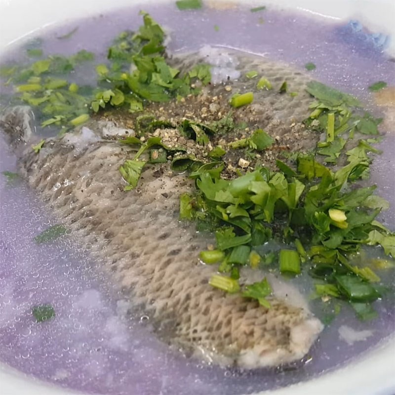 Hình ảnh một bát canh khoai mỡ cá lóc hoàn chỉnh, hấp dẫn