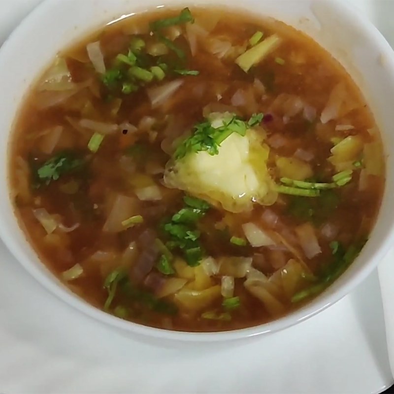 Bát canh bắp cải cà chua xay thành phẩm, nước canh sánh mịn, chua ngọt hài hòa và độc đáo