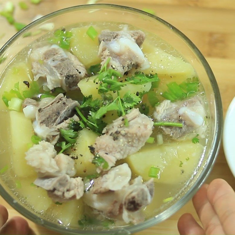 Tô canh khoai tây sườn heo nóng hổi, thơm ngon đã sẵn sàng thưởng thức