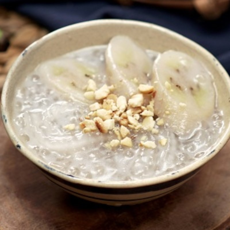 Chè chuối hấp nước cốt dừa sau khi hoàn thành với đậu phộng rang giã dập