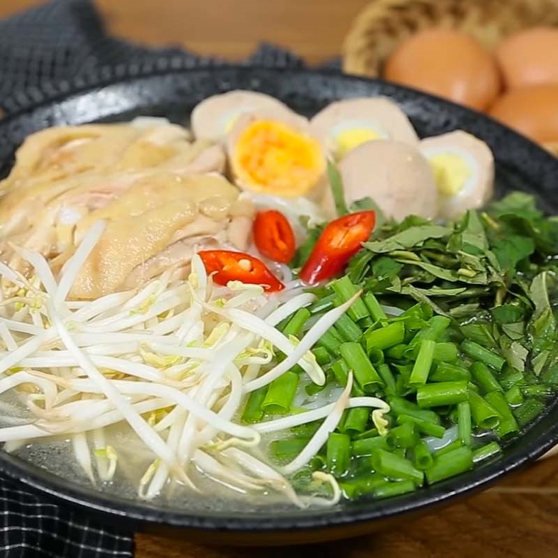 Thành phẩm bún gà mọc ngon miệng với màu sắc hài hòa