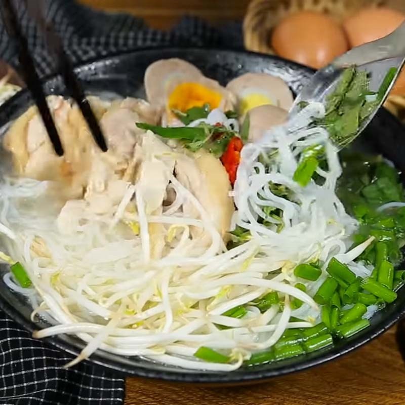 Cận cảnh tô bún gà mọc thơm lừng, hấp dẫn mọi ánh nhìn