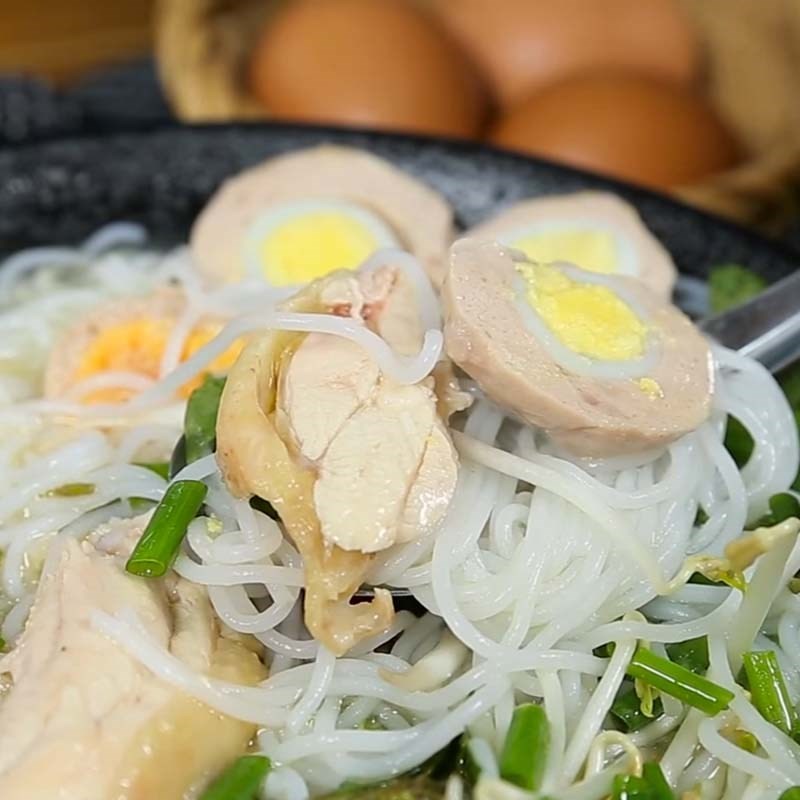 Tô bún gà mọc trình bày đẹp mắt, kích thích vị giác