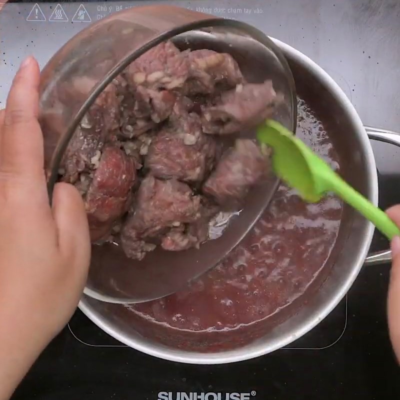 Bước 5 Nấu bò sốt vang Bò sốt vang khoai tây cà rốt