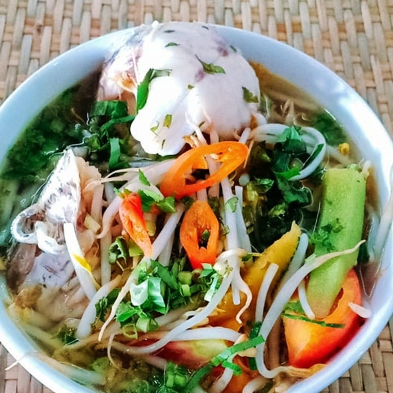 Canh chua cá lóc với màu sắc tươi sáng, hấp dẫn