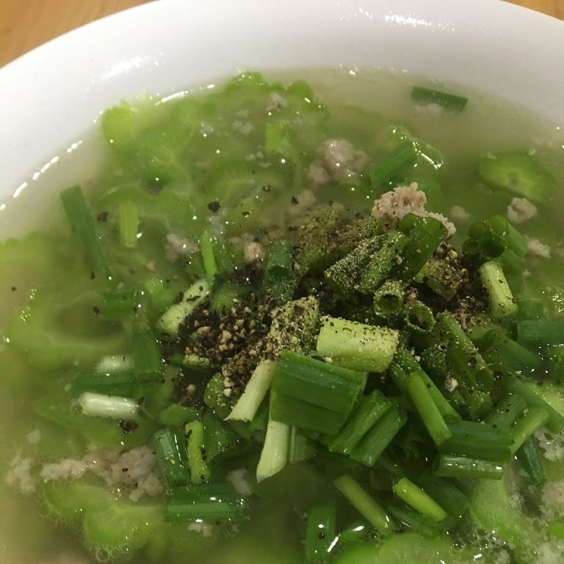 Tô canh khổ qua thịt băm hoàn thành đẹp mắt