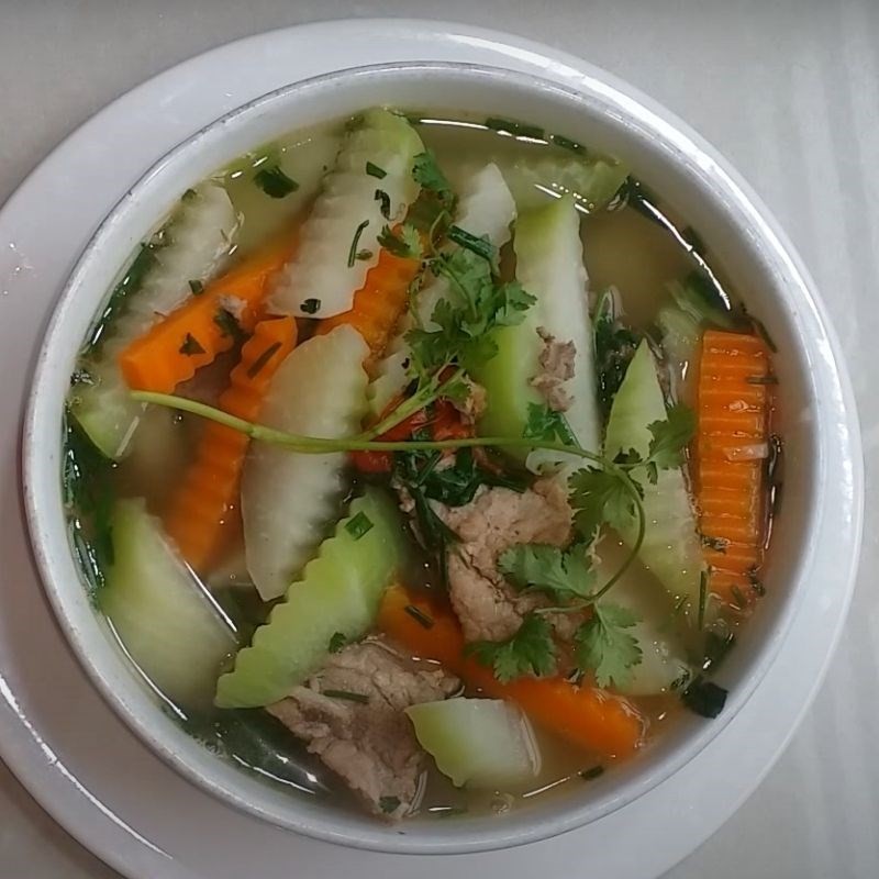 Bát canh su hào nấu xương heo thơm ngon, nóng hổi