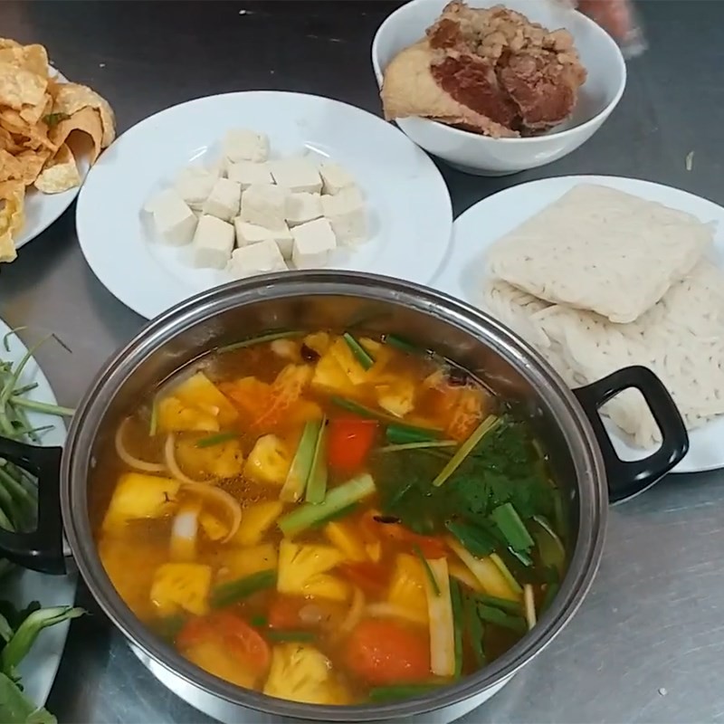 Thành phẩm món lẩu gầu bò nóng hổi thơm ngon, sẵn sàng thưởng thức