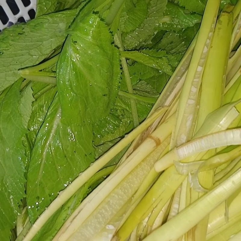 Món bím bò hầm thuốc bắc thành phẩm, ăn kèm rau cải xanh