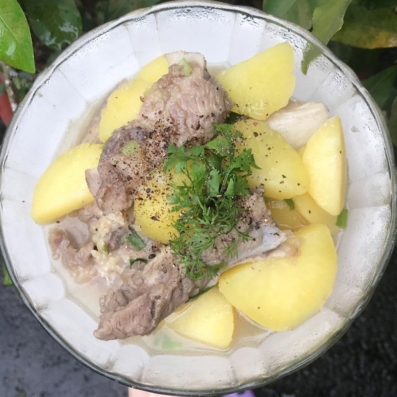 Cận cảnh tô canh xương khoai tây thơm ngon, minh họa thành công cách bổ khoai tây nấu canh chuẩn vị
