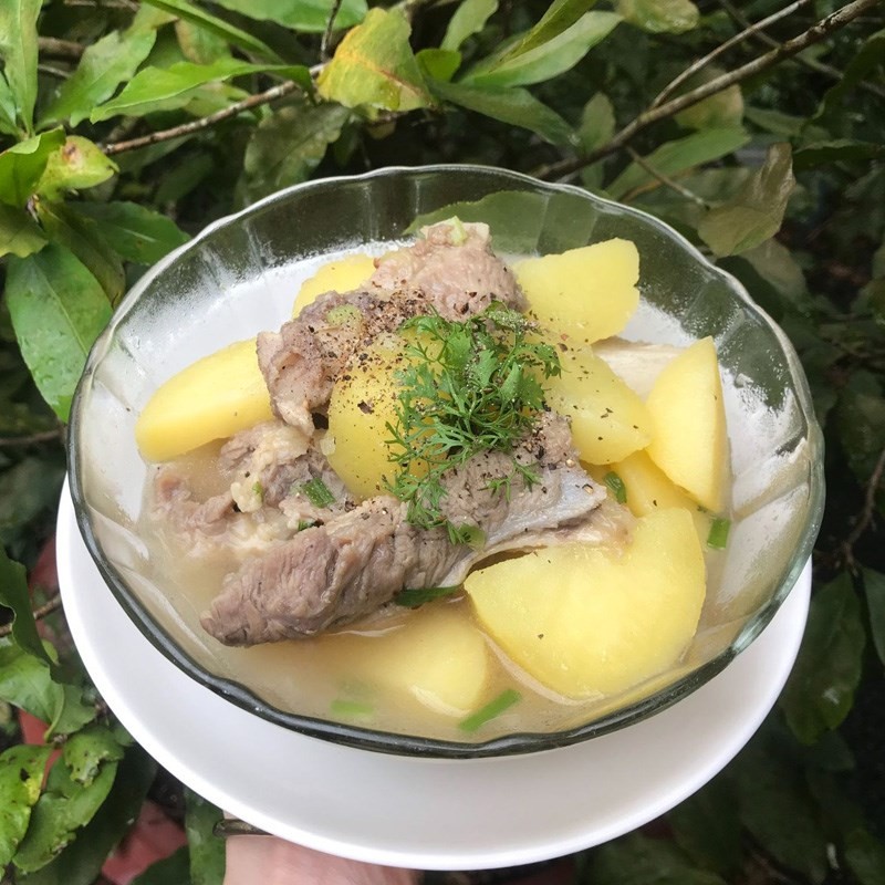 Tô canh xương khoai tây nóng hổi đã hoàn thành, khoai tây được bổ đúng cách tạo nên món ăn hấp dẫn
