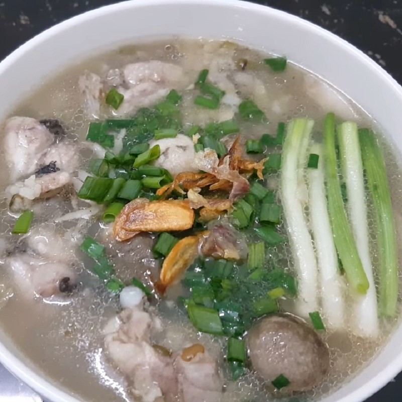 Tô cháo ếch đậu xanh nấm rơm nóng hổi, hấp dẫn đã hoàn thành