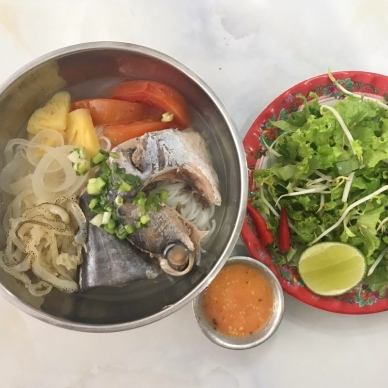 Thành phẩm bún cá ngừ sứa Nha Trang hấp dẫn với rau sống và nước chấm