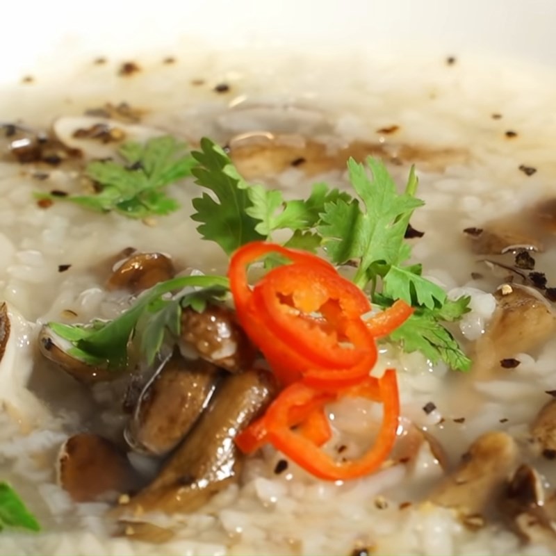 Cháo nấm tràm chay được dùng kèm rau đắng và giá tươi