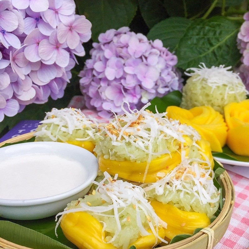 Thành phẩm xôi mít lá dứa với xoài tươi, ngon miệng, cách nấu xôi mít bằng nồi cơm điện