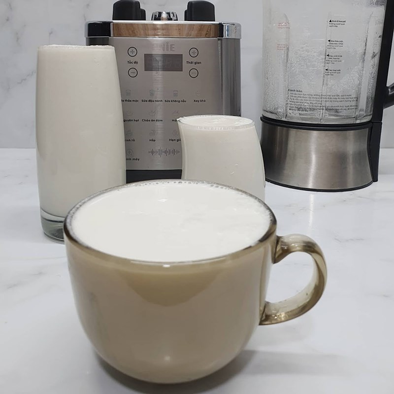Hình ảnh chai sữa hạt điều hạnh nhân thành phẩm, sẵn sàng để thưởng thức hoặc bảo quản lạnh