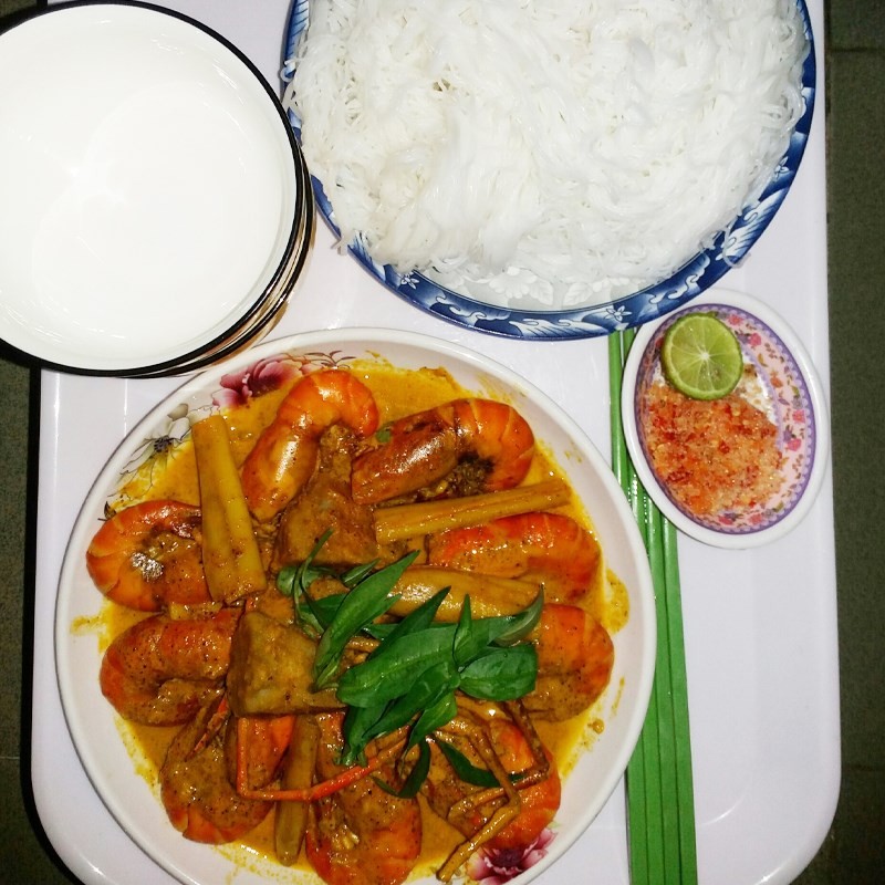 Món cà ri tôm càng xanh nóng hổi, mời gọi
