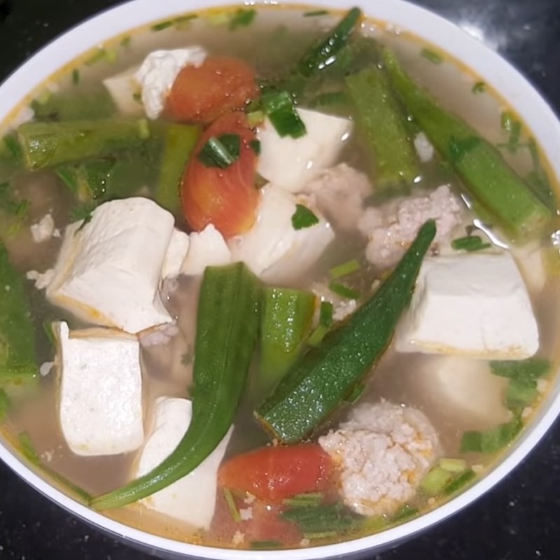 Tô canh đậu bắp thịt viên đã sẵn sàng để thưởng thức