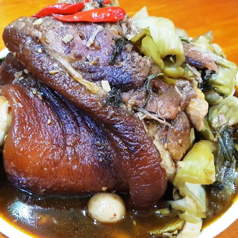 Thành phẩm giò heo hầm dưa cải chua cà pháo thơm ngon, hấp dẫn